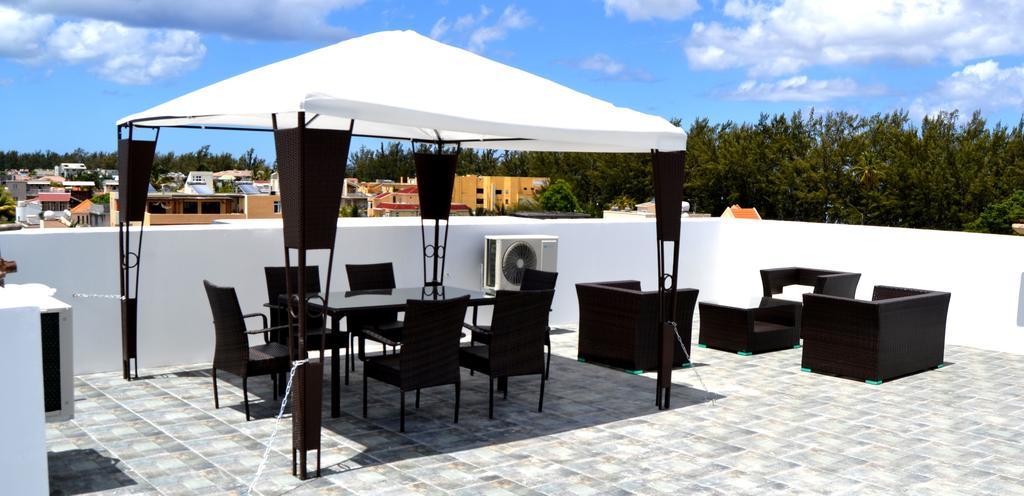 Flic En Flac Beach Penthouse Exterior foto